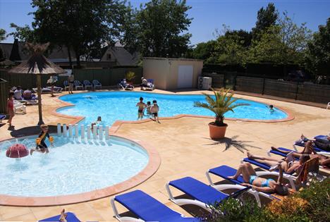 The heated outdoor pool in South Brittany 