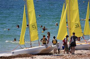 Enjoy sailing sports near the Les Genêts campsite on the Rhuys peninsula