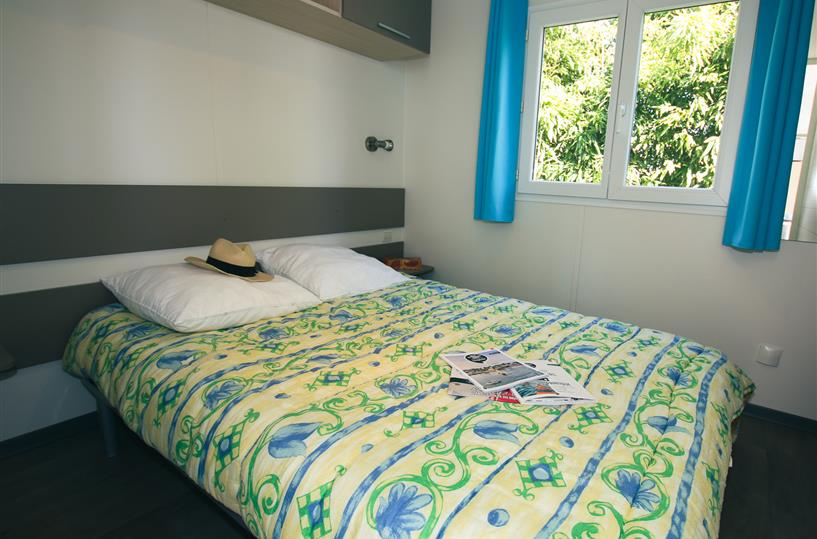 Choose the Grand Large mobile home to be equipped with a TV at the Genêts in Morbihan campsite