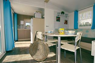 Choose the Grand Large mobile home to be equipped with a TV at the Genêts in a Bretagne campsite