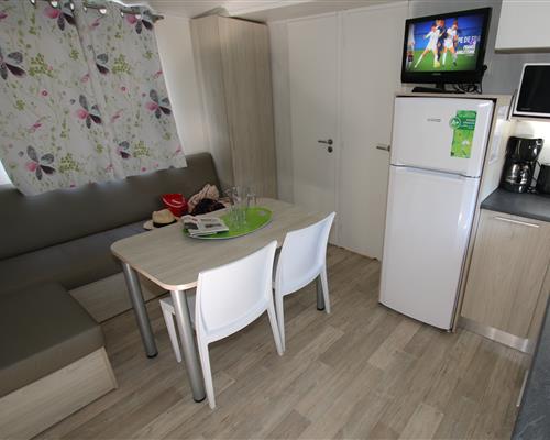 Your fully equipped L'Océane mobile home with television at Les Genêts campsite in Sarzeau