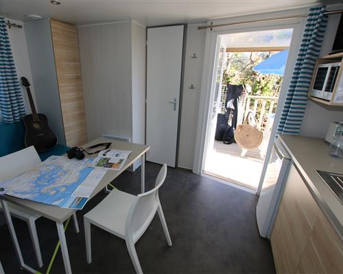 Your fully equipped Corsair mobile home with television at Les Genêts campsite en Morbihan