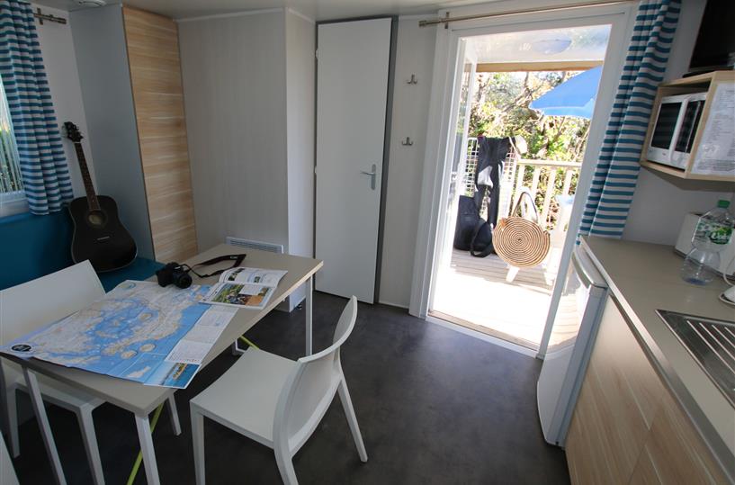Your fully equipped Corsair mobile home with television at Les Genêts campsite en Morbihan