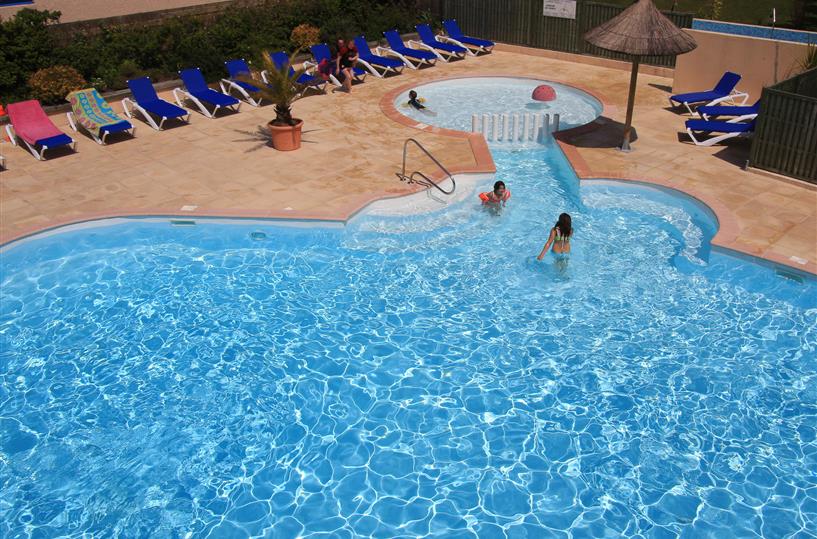 Heated swimming pool for a family stay at Les Genêts 56 campsite